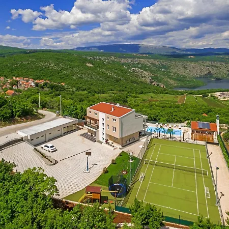 Seven Lakes Vila *